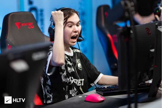 塔的财政影 塔的财政影